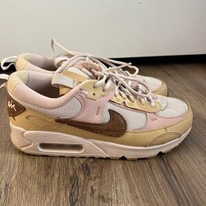 Women’s Nike Air Max 90 Futura size 9
